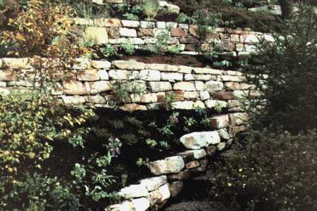 Die fertiggestellte Trockensteinmauer aus Quarzit